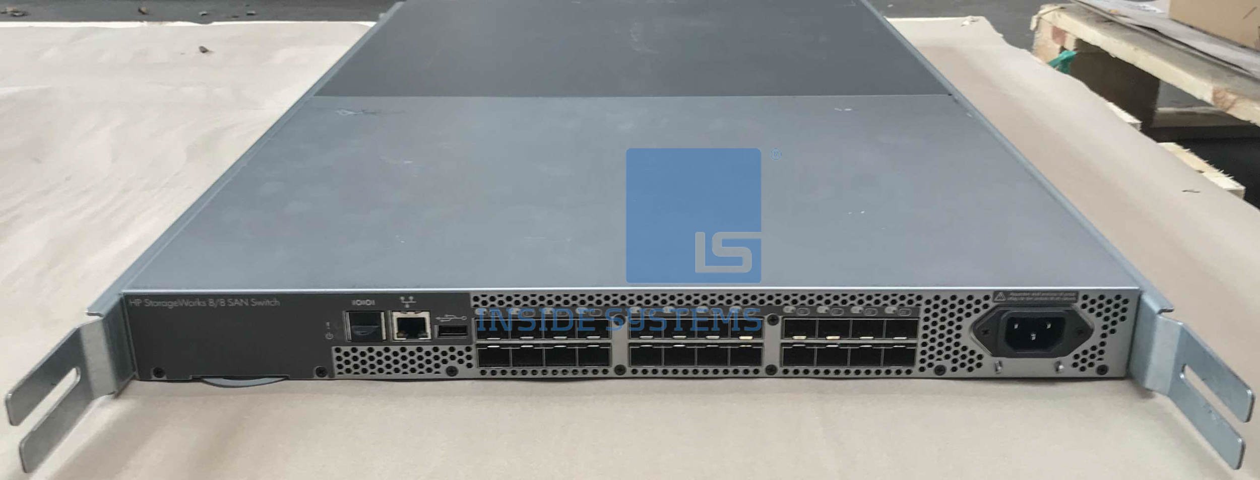 AM867A - HP 8/8 (8) Full Fabric ports SAN Switch 11 AM867A A